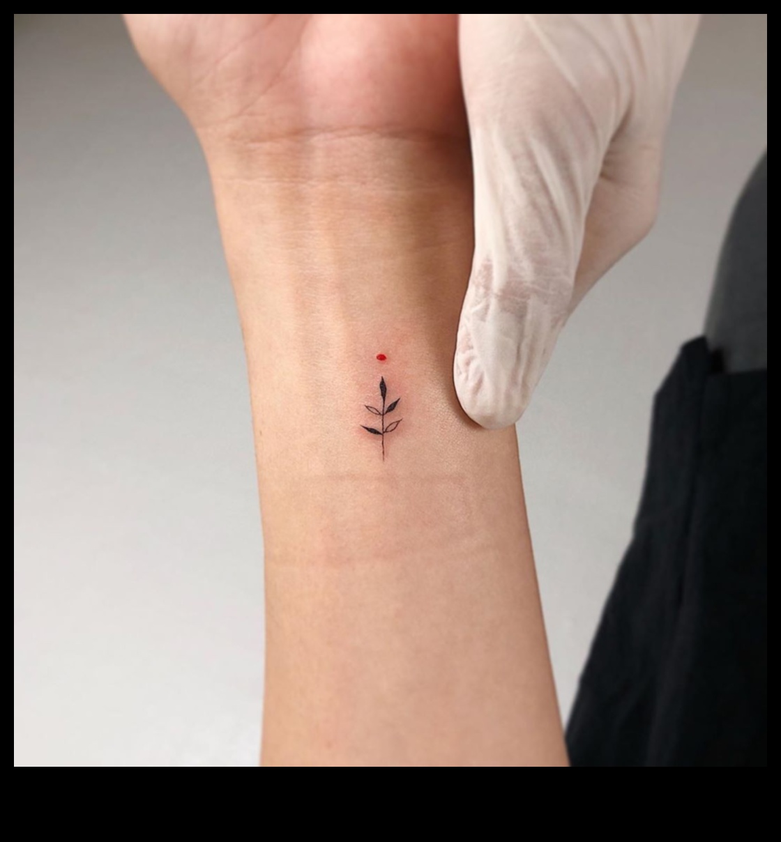 Tiny Triumphs: Stăpânirea artei tatuajelor elegante la încheietura mâinii