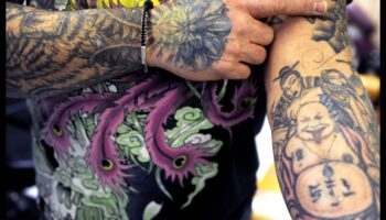 Impresii iconice: Dezvăluirea cronicilor simbolice de tatuaje