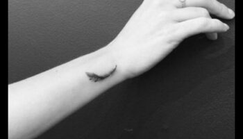 Tiny Triumphs: Stăpânirea artei tatuajelor elegante la încheietura mâinii
