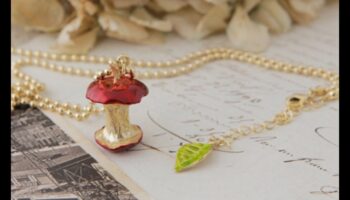 Whispers of Whimsy: îmbrățișează jocul cu colierele noastre inspirate de capriciu